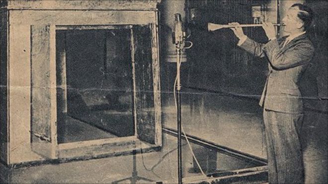 上图：1939年4月16日，图坦卡蒙的两支号在开罗博物馆首次被重新吹响，并由BBC电台向1.5亿人广播。这号是法老用来宣告战争的，结果当年9月1日就爆发了第二次世界大战。据说1967年六日战争和1990年海湾战争之前，这两支号都曾被吹响。2011年埃及革命之前一周，有人也吹响了铜号。