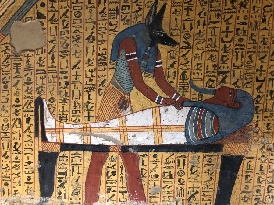 上图：主前1279-1213年古埃及壁画，阿努比斯神（Anubis）正在制作木乃伊。古埃及人相信人死后有一个「称心审判」，心若有罪咎的累赘，就会面临灭亡。因此，从新王国时代开始，死者的心脏需要从体内取出，与其他的重要内脏安放在礼葬瓮中，免得在审判时被心出卖、危害来生。而在木乃伊中取代人心的是一块刻成蜣螂形状的石头，这圣甲虫是永生的象征。但神的换心手术却和埃及相反，祂会用肉心替换他们的石心（结十一19-20）。