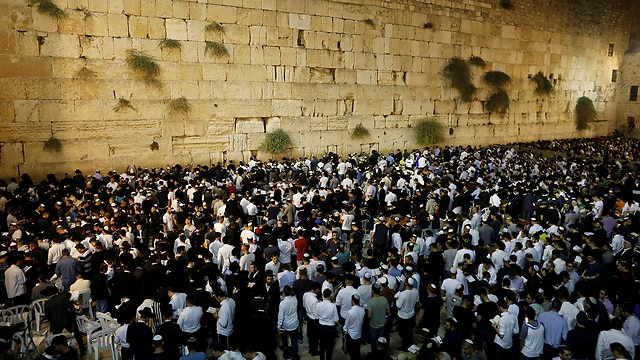 上图：赎罪日（Yom Kippur）的晚上，犹太人在西墙祷告。主后70年圣殿被毁之后，献祭和祭司制度不再存在，所以犹太教越来越重视在赎罪日「刻苦己心」，甚至认为只要在赎罪日诚实反省、认罪，就能使罪得赦免，却渐渐忽略了神借着献祭所表明的弥赛亚中保工作。人若只有「刻苦己心」，却没有基督的救赎，还是不能彻底解决罪的问题。