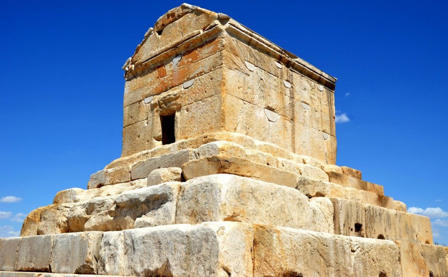 上图：位于伊朗帕萨尔加德（Pasargadae）的古列王墓，已经保存了两千多年。古列王争战一生，开创了版图空前庞大的波斯帝国，但死后也和众人「归一个地方去」（传六6），仅存的坟墓其实空然无物。