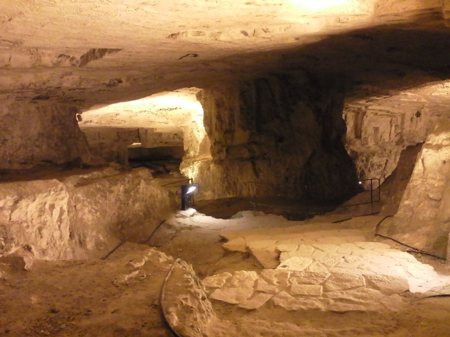 上图：西底家洞（Zedekiah's Cave）又名所罗门采石场（Solomon's Quarries），是一个两万平方米的地下采石场，位于耶路撒冷老城穆斯林区下方，已经有数千年历史。这里出产的皇家石灰岩（Meleke limestone）坚固、耐腐蚀，非常适合雕刻，被认为是用于皇家建筑。所罗门很可能是在这里凿石头的。古代工人在石中凿出又窄又深的孔，再把干木楔打进去，然后灌水浸泡，使木楔膨胀，石块就沿裂缝裂开。工人把巨石移到滚筒或木橇上，然后由大批工人合力运出。