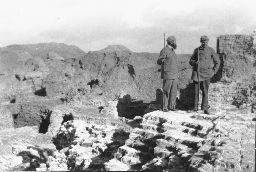 上图：第一次世界大战前（1899-1917年），德国考古学家罗伯特·科德威（左，Robert Koldewey，1855-1925年）挖掘了巴比伦空中花园。但三5中的「瑟」原文源于希腊文，而高等圣经批判学者们认为，希腊人在主前二世纪之前并没有在巴比伦生活过，所以断言本书是主前二世纪的冒名作品。罗伯特·科德威在巴比伦遗址发掘出一堆楔形文字的泥砖，随便拾了一袋寄给大英博物馆作为记念。五十年后，有考古系学生随意在这袋子中取几块泥砖练习阅读楔形文字，发现这是主前六世纪宫中管家的记录，上面说：「把二十袋麦子送给从希腊雇来弹奏『瑟』的乐师为薪金」，这一发现使得那些自由派圣经学者们哑口无言。