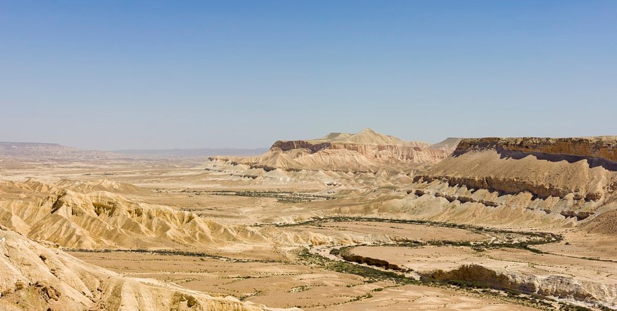 上图：南地（Negev）的Ein-Avdat谷。南地气候炎热，已发现许多古人居住的遗址。现代的南地是以色列南部的一片荒漠，占了以色列国土面积一半以上，与埃及接壤。