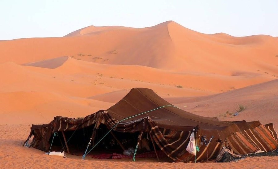 上图：以实玛利的后代贝都因人（Bedouin）的帐棚。「正直人的帐棚」（箴十四11b）与此相似，比「奸恶人的房屋」（箴十四11a）要寒酸得多。