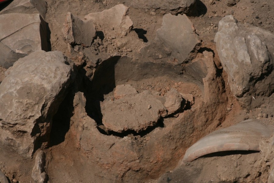 上图：以色列南地北部Tell Halif遗址出土的主前8世纪的「火炉 tannur」。「火炉 תַּנּוּר/tannur」这个词已存在了几千年，古代苏美尔语、阿卡德语、亚兰语、希伯来语、阿拉伯语、亚美尼亚语、土耳其语、波斯语和乌尔都语中都有这个词。