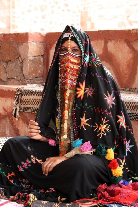 上图：一位戴着面纱的贝都因（Bedouin）妇女。