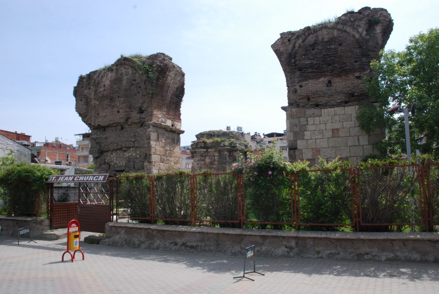 上图：非拉铁非（今土耳其 Alaşehir）的主后7世纪圣约翰教堂遗址。直到现代，非拉铁非仍有教会存在。