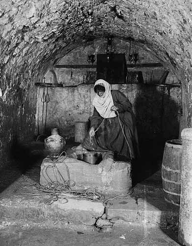 上图：1900-1920年拍摄的雅各井外部照片。