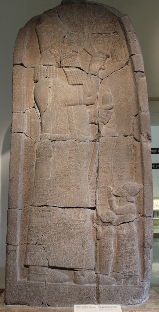 上图：以撒哈顿胜利石碑（Victory stele of Esarhaddon），描绘亚述王以撒哈顿（Esarhaddon，主前681-669年在位）打败了推罗和埃及的反亚述联盟，用钩子牵着推罗王巴力一世（Ball I，主前680-660在位）和埃及法老特哈加（Taharqa）的儿子。现藏于柏林别加摩博物馆。