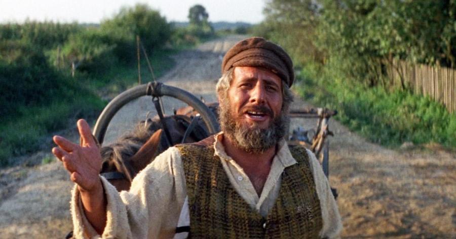 上图：《屋顶上的小提琴手 Fiddler on the Roof》剧照，犹太主人公特伊（Tevye）不堪生活重压，却无法从妻子那里得到慰藉，只能向神倾述衷肠。他向神祷告说：「我知道，我知道，我们是祢的选民。但是，偶尔，祢不能选择别人吗？I know, I know. We are Your chosen people. But, once in a while, can't You choose someone else?」