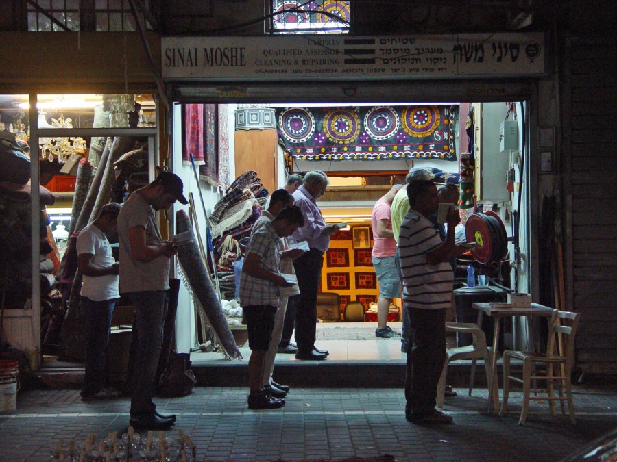 上图：聚集在以色列约帕旧城一个小店门口的晚祷法定人数（Maariv minyan），照片中有十个成年男人，正好达到法定人数（minyan）。现代犹太男孩在十三岁举行律法之子（Bar Mitzvah）成年礼以后，就可以算为成年男人。