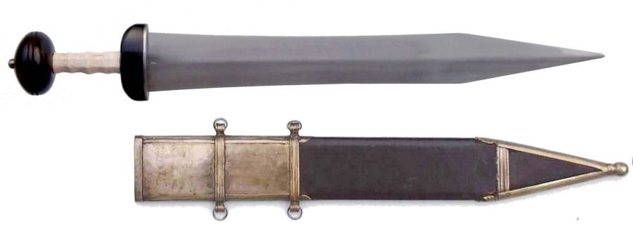 上图：新约时代罗马士兵使用的短剑Mainz Gladius，从西班牙引进。罗马军团士兵的标配是短剑、大盾、标枪和匕首。称霸千年的罗马军团采用方阵攻击战术，重步兵远距离投掷数轮标枪以后，再用短剑配合大盾近距肉搏，主要用于刺而不是砍，在密集的方阵中可以避免误伤队友。「剑」（启一16；二12、16；六8；十九15、21）原文（rhomphaia/ῥομφαία）在古希腊的文献中指色雷斯人从主前第四世纪开始使用的长柄单刃刀，刀片约60-80厘米，柄长约50厘米。但在古罗马的文献中，rhomphaia最初是指「矛」、后来是指「剑」（Plutarch: Life of Aemilius Paulus 18; Eustathius, on Iliad verse VI 166; Hesychius）。罗马军队使用的「剑」并非长柄单刃刀、而是双刃短剑。因此，《启示录》中「两刃的利剑」（启一16）并不是指希腊长柄单刃刀，而是指当时的读者最熟悉的罗马双刃短剑。