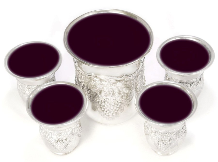 上图：在犹太人的逾越节晚餐（Passover Seder）上要喝的4个杯。这4个杯分别称为「成圣之杯」（Cup of Sanctification/Kiddush）、「释放之杯」（Cup of Deliverance）、「救恩之杯」（Cup of Redemption）、「赞美之杯」（Cup of Hallel）。中间那个大杯是「以利亚之杯」（Cup of Elijah），是给先知以利亚留着的，因为玛四5预言以利亚要在弥赛亚基督之前先来。施洗约翰就是这位基督的先锋以利亚，他很可能是在逾越节期间出生的。但犹太人没有把主耶稣当作基督来接待，所以现在他们每个逾越节晚餐还在继续等待以利亚到来。