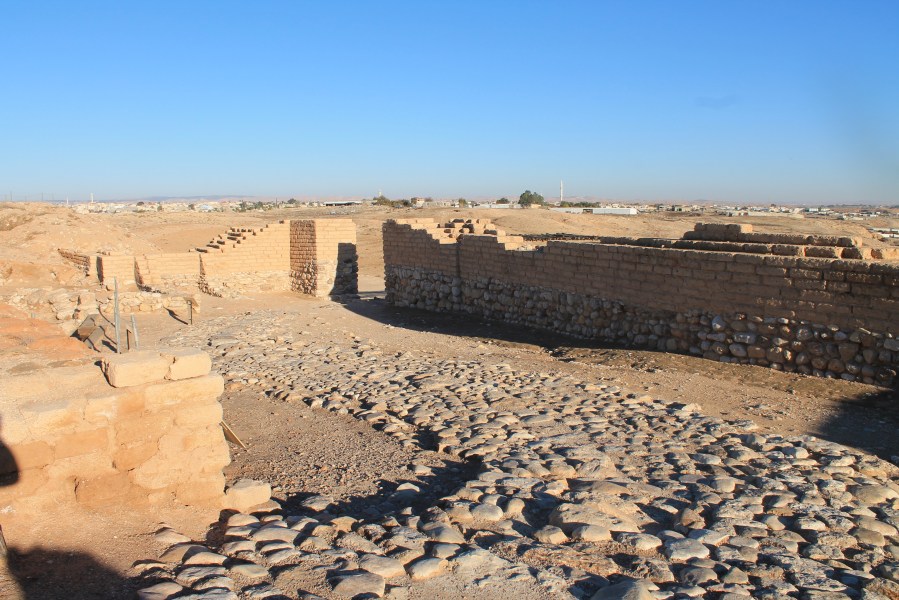 上图：别是巴遗址（Tel Be'er Sheva）城门口的「宽阔处」（耶五1），是一个小广场，客旅如果找不到住处，可以「在街上过夜」（创十九2）。