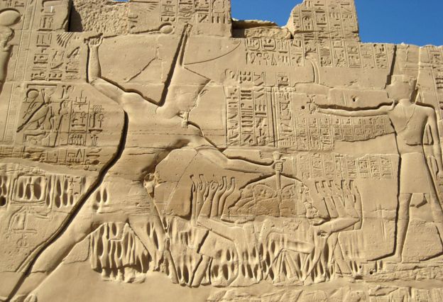 上图：埃及底比斯卡纳克神庙（Karnak Temple）的米吉多战役浮雕，描绘图特摩斯三世（Thutmose III，主前1479-1425年在位）一手抓住一群迦南俘虏的头发，一手在施行惩罚。「手」在古代中东常被用来比喻君王的能力和军事力量。