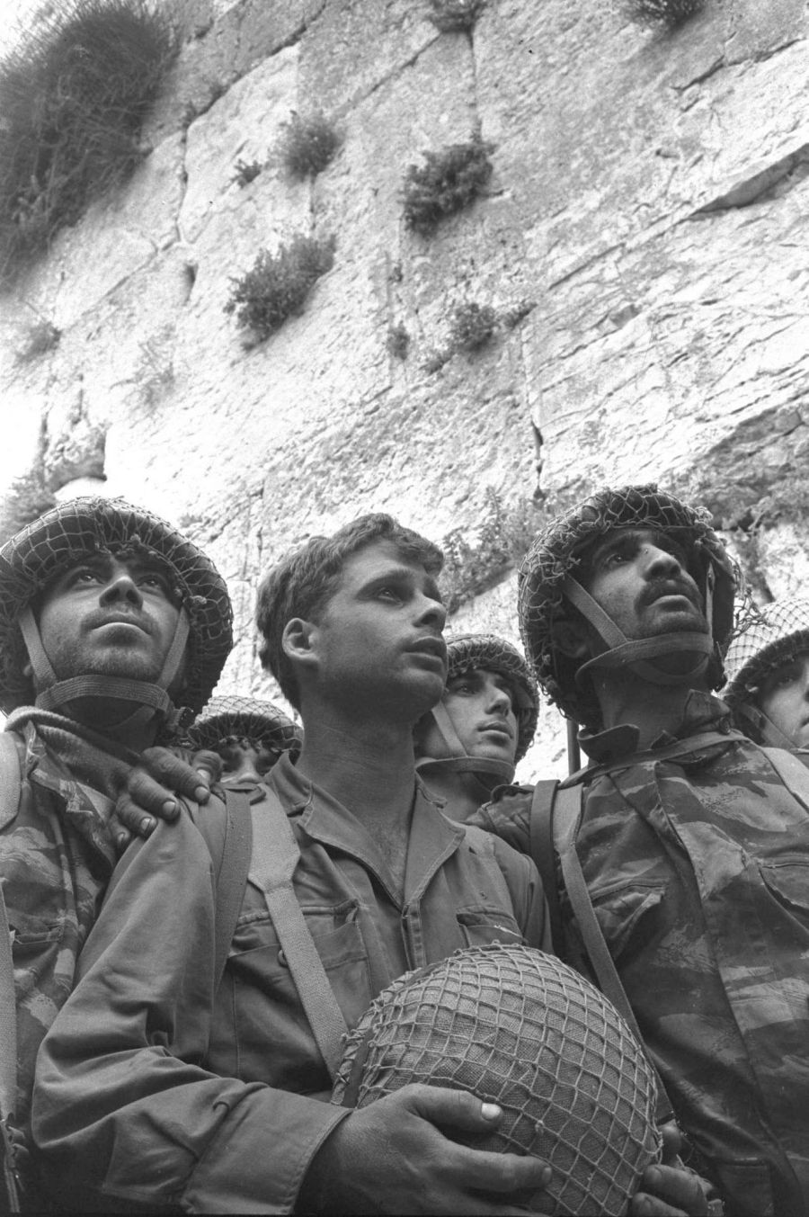 上图：1967年6月7日，第一批进入耶路撒冷的以色列伞兵站在哭墙旁边。犹太人被驱离耶路撒冷将近两千年之后，终于回到了圣殿山。埃及、叙利亚和约旦联军首先发动了1967年6月5-10日的六日战争（第三次中东战争），一开始以色列危在旦夕，但六天之后，以色列却大获全胜，并从约旦手中收复了耶路撒冷旧城和圣殿山。这正如亚十二6所预言的：「『那日，我必使犹大的族长如火盆在木柴中，又如火把在禾捆里；他们必左右烧灭四围列国的民。耶路撒冷人必仍住本处，就是耶路撒冷。」根据《密西拿》的记载，利未诗班每天都要在圣殿唱不同诗篇：第一日诗二十四，第二日诗四十八，第三日诗八十二，第四日诗九十四，第五日诗八十一，第六日九十三，第七日诗九十二（《密西拿 Mishnah》Tamid 7:4）。第二圣殿于安息日晚上、星期天开始的时候被毁，但利未人并没有唱星期六或星期天的诗篇，而是唱了星期三的诗九十四（《他勒目 Talmud》Arakin 11b:21，Tannit 29a:11）。为什么他们会唱星期三的诗篇？历代犹太拉比们对此有许多解释。一直到1967年6月7日的那天，犹太人才发现，他们在星期三重新回到了圣殿山。