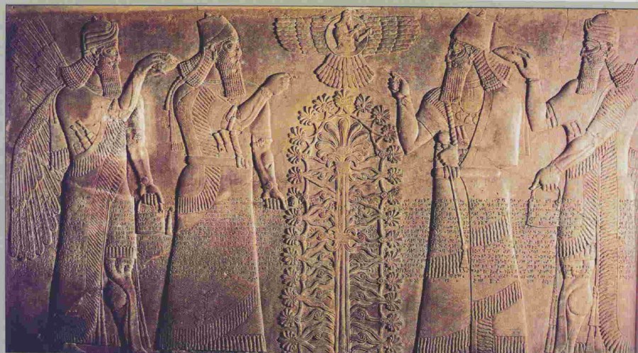 上图：新亚述时代（Neo-Assyrian）的生命树浮雕。出土于伊拉克北部尼姆鲁德（Nimrud，即宁录）阿淑尔纳西尔帕二世（Ashurnasirpal II，主前883–859年在位）的宫殿。「生命树」的记忆存在于各个古代文明之中，以不同的形式出现在古代苏美尔人、埃及人、巴比伦人、亚述人、中国人、印度人和乌拉尔图人等许多古代文明的文献和遗址里。这从侧面佐证人类的祖先都来自伊甸园。