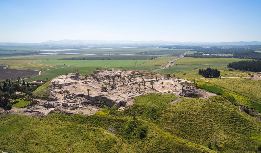 上图：米吉多遗址（Tel Megiddo）是位于耶斯列平原边缘的米吉多山上的一个土堆。「Tel/תֵּל」的意思是土堆，在圣经中被译为「荒堆」（申十三16）、「高堆」（书八28）、「山冈」（书十一13；耶三十18）或「乱堆」（耶四十九2），在中东比较常见。「荒堆」的外形通常是平地上出现的一个小山丘，实际上是人类逐渐堆高的土堆。原来这里有人类居住，后来因为天灾人祸而被摧毁。但因此地的战略位置、水源等因素比较适合人居住，所以后来又有人在此重建。如此反复摧毁、夷平、重建，逐渐堆高，最后被放弃，成为无人居住的小山丘。旧约时代的许多著名城邑，如耶利哥城（Tell es-Sultan）、别是巴（Tel Be'er Sheva）、夏琐（Tel Hazor）、米吉多（Tel Meggido）、基色（Tel Gezer），都以「荒堆」的形态保存至今，考古学家从上往下按层挖掘，可以一层一层地发现越来越古老的文物。