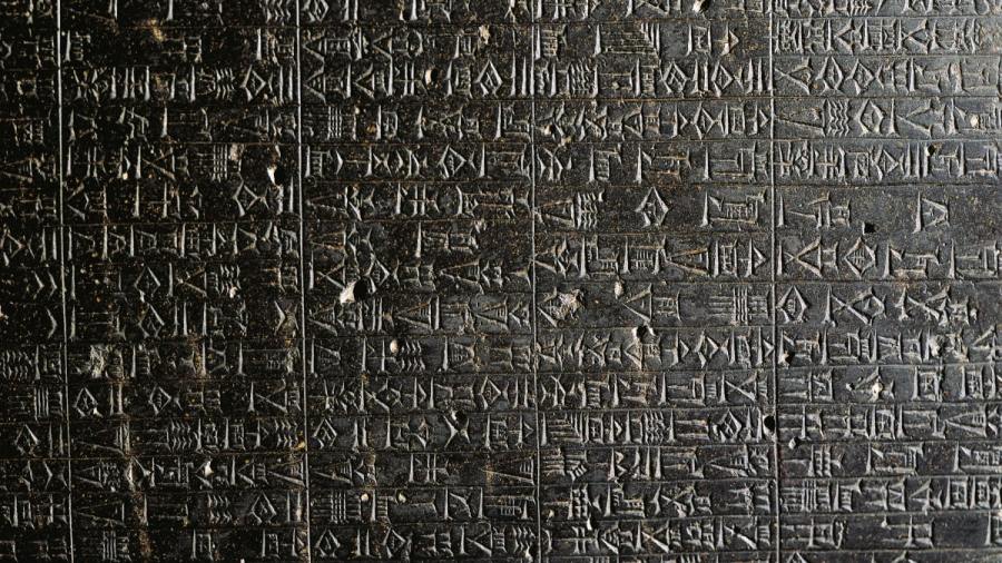 上图：汉谟拉比法典（Code of Hammurabi），是古巴比伦国王汉谟拉比（Hammurabi）约于主前1754年颁布的一部法律，是现存最早的一部比较系统的法典，用阿卡德楔形文字刻在一根黑色的玄武岩圆柱上，现存于卢浮宫。其中170条规定：如果一个人的正妻和女奴都给他生了孩子，并且父亲生前向女奴所生之子宣告「吾儿」，则正妻之子与女奴之子平分父业，正妻之子先选取一份。171条规定：如果父亲生前没有向女奴所生之子宣告「吾儿」，则女奴之子不能与正妻之子分享产业，但必须确保女奴及其子女被释放。