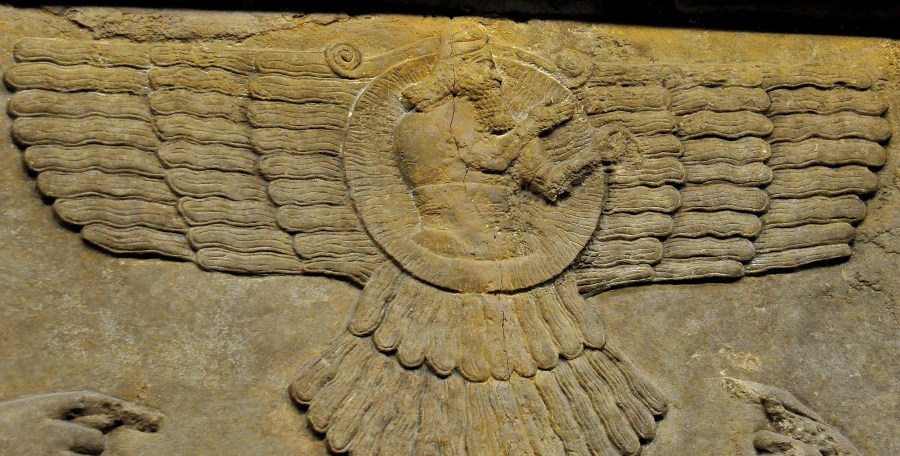 上图：宁录出土的亚述帝国主神亚述（Ashur）浮雕，形象是带翅膀的太阳。几乎每份亚述年鉴叙述战争的部分都有这样的字句：「奉亚述神之令」。